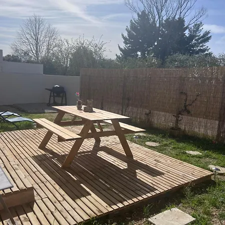 Jolie Maison Avec Jardin, 2 Hébergement de vacances Saint-Jean-de-Fos